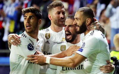 xingkong动态-C罗任意球被人墙挡出底线